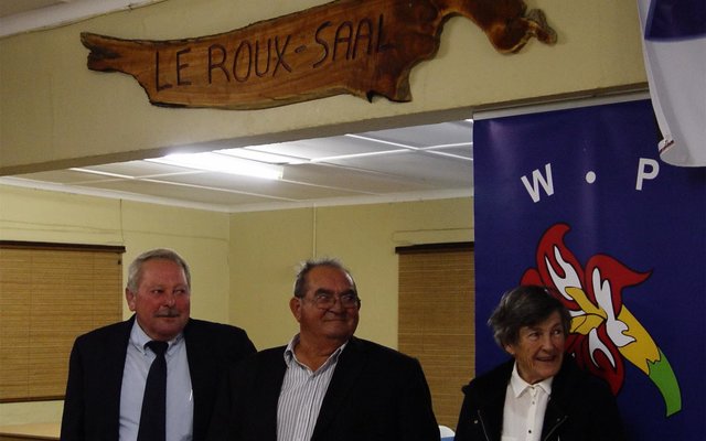 Vlnr is Frans Kennedy, Charl du Plessis en Johanna Le Roux tydens die onthulling van die saal se naamplaat, â€œLe Roux-Saalâ€ 